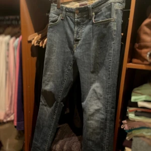 Tramarossa jeans - Tja, säljer dessa as feta jeans från de italienska märket tramarossa i en lite ljusare blå färg som passar perfekt för sommaren. Modellen är Leonardo  vilket motsvarar till slim fit. Väldigt fint skick, 9/10 inga defeketer, nypris ligger på 5000kr.