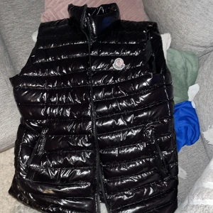 Moncler väst - Hej säljer en moncler väst då ja ej längre använder den