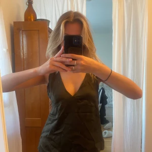 Zara topp - Mörkgrön topp från zara! Knappt använd🤩