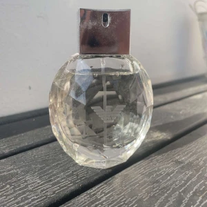 Armani diamonds parfym  - Armani diamonds parfym till salu! Köptes sommaren juli 2023 och använd cirka 10-15 gånger sen sommaren juli 2023.