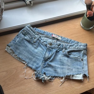 Levi’s jeansshorts - Lågmidjade jeansshorts från Levi’s. Super snygga! Midjemåttet är 39cm rakt över❤️