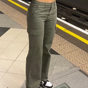 Olivgröna cargobyxor - Khaki cargopants från Zara. Använda 1 gång 🤍