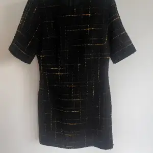 Säljer denna jättefina klänning från Zara i storlek M! Endast använd en gång! Frakt ingår inte i priset. Kan även mötas upp i Stockholm💕