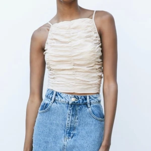 Beige Topp - Sandfärgad draperad topp från Zara. Använd 1 gång 🤍