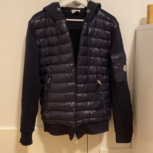 Moncler Cardigan Hooded down jacka - Säljer då den inte används, mycket bra skick inga större skador. Kvitto finns tyvärr inte kvar men andra äkttenhets bevis som tags och nfc scan finns därav priset. Perfekt nu till kallare sommar kvällar. Bara att höra av sig vid frågor.