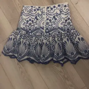 Säljer denna superfina kjol ifrån zara, använd fåtal gånger och inga tecken på användning, finns ej att få tag på längre 