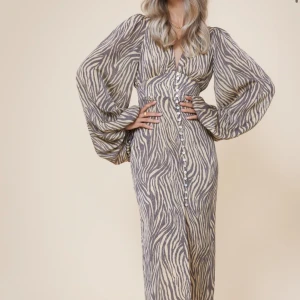 SÖKER adoore klänning  - Hej, söker denna adoore klänning i storlek 34!