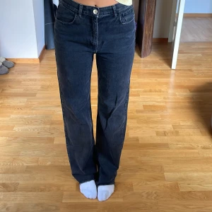 Raka långa jeans - Sjukt najs jeans från Pull and bear💕 jag är 177 cm