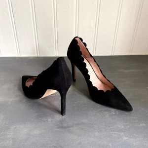 Svarta klackskor  - Svart superfin klack med elegant skärning.  Nästintill oanvänd. Säljer p.g.a. för stor storlek.  Storlek: 39 Org. Pris: 900kr Pris kan justeras vid snabb och smidig affär.