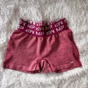 Pink gym shorts from MyProtein, perfect condition, used once🩷 (The size I bought is a Medium but the waistband is elastic and quite tight, these are a better fit for Small). Original price on site is 409SEK🫶🏼  Wash at 30°C, no tumble dry 