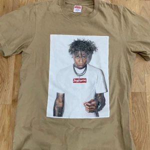 NBA YOUNGBOY X SUPREME TEE - Säljer denna snygga Nba youngboy x supreme från stock x. Skick 10/10. Där är bara till att skriva vid funderingar eller liknande.