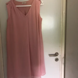 Klänning - Storlek 40, märke cappuccini