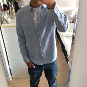 Randig Linneskjorta  - Fet linneskjorta, använd fåtal gånger. Passar 163 cm. Nypris 699 kr köpt i butik på väla. 