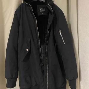 Vinter jacka - Svart vi ter jacka i mycket bra skick 
