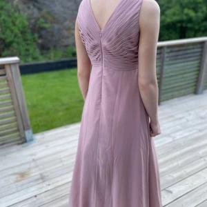 Bal klänning  - Inte mycket använd finklänning samt balkkänning, använd en gång på min pappas bröllop. Mycket bra skick! 