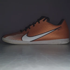 Nike fotbollsskor  - Storlek eur 39 använda men i riktigt bra skick.  Färg: brons. Inomhus skor(går att använda utomhus) 