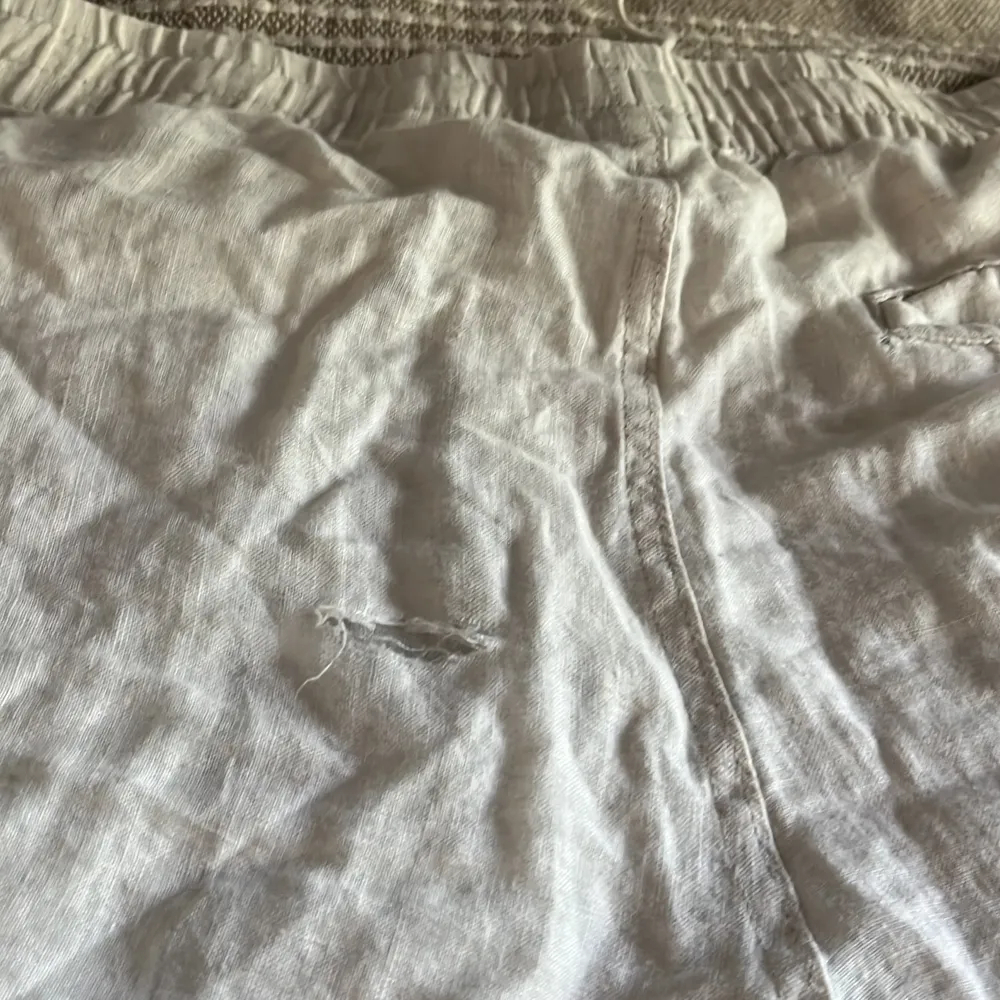 Vita linne byxor från hm. Det har blivit ett hål i rumpan och så har snöret låstnat på ena sidan. . Jeans & Byxor.