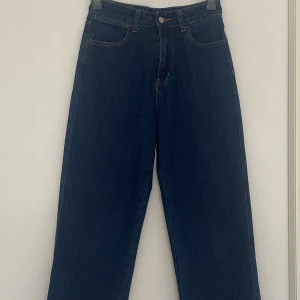 Mid baggy Jeans - Mid baggy Jeans i mörkblå färg, storlek S, 103 cm, 100% cotton (Dm för mer info om produkt)!