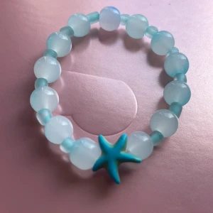 📿🐚🏖🐬 - Gjort på stretchig tråd för att passa dom flesta , går även att beställa i speciell storlek 💓