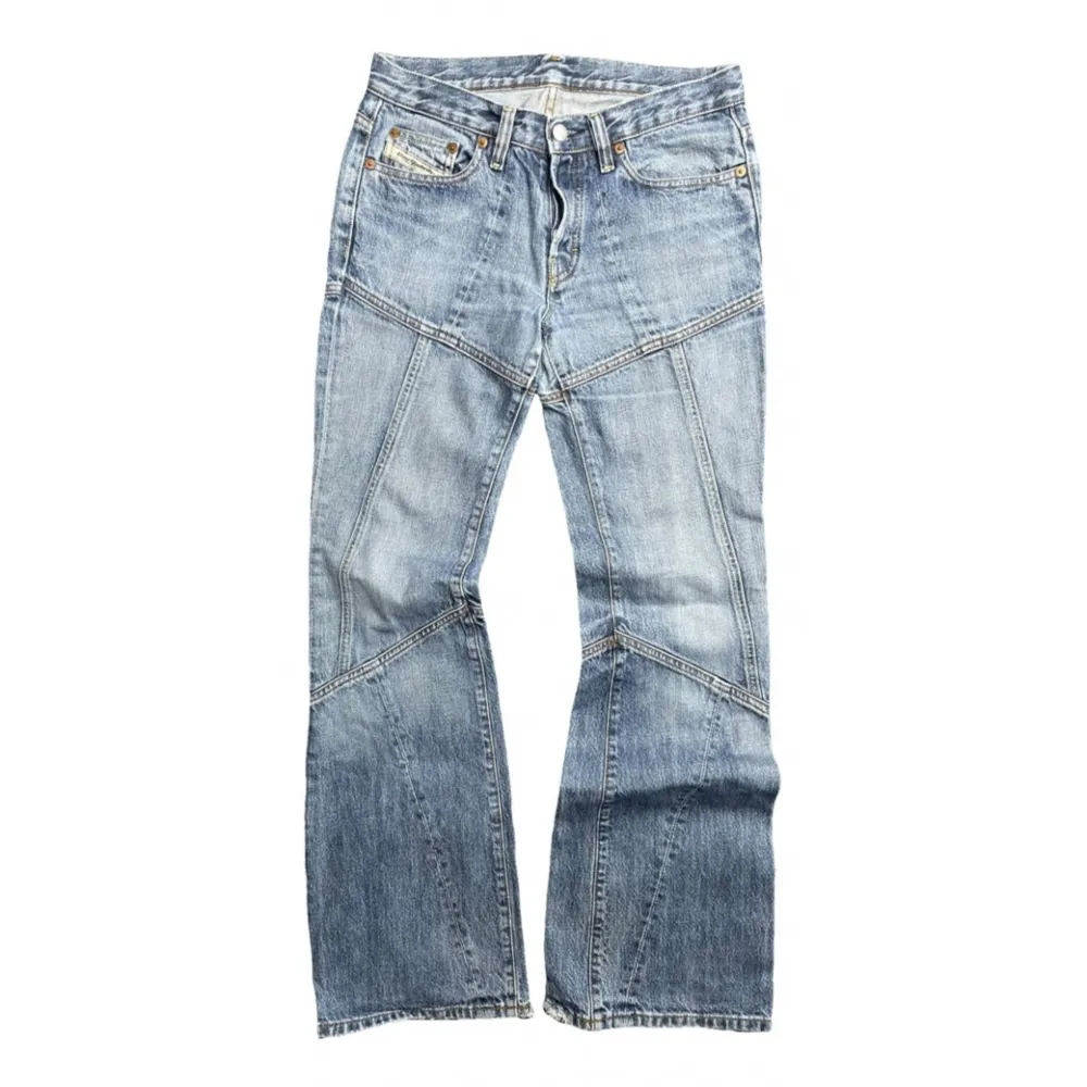 Lowwaist bootcut jeans från diesel. Så snygga! Passar en S.  Midjemått ca 76-78 Innerbenslängden ca 86-89 cm. Jeans & Byxor.