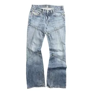 Lowwaist bootcut jeans från diesel. Så snygga! Passar en S.  Midjemått ca 76-78 Innerbenslängden ca 86-89 cm