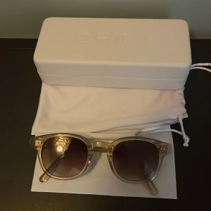 Chimis 01 - Säljer ett par snygga Chimis is färgen Ecru. Jätte bra skick, som nya och knappt använda. Köpte förra så sommarn Ny pris 1350kr. 