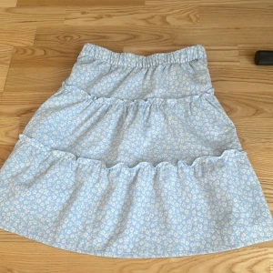 Säljer kjolen för 60 kr. Priset kan diskuteras i privat. - Jag säljer denna kjolen för att jag använder aldrig den.