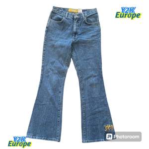 Jätte finna bootcut JNCO jeans som är väldigt sällsynta 💙Midja 36 cm, längd 105 cm, Inrebenslängd 80 cm, benöpning 27 cm💙Mycket bra kondition💙Priset kan diskuteras💙