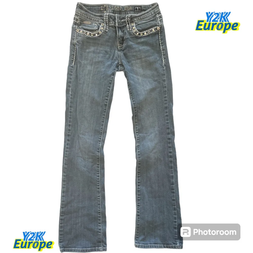 Jätte finna Lowwaist jeans som påminner mig om miss me💙Midja 31 cm, längd 98 cm, Inrebenslängd 75 cm, benöpning 20 cm💙Mycket bra kondition (förutom att knapen ovanför gylfen saknas)💙Priset kan diskuteras💙. Jeans & Byxor.
