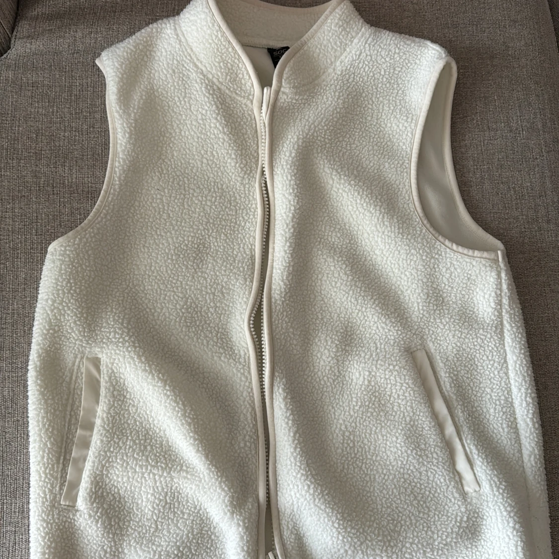 Vit väst med dragkedja