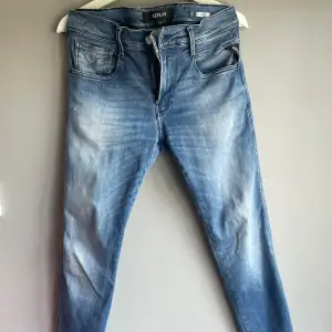 Säljer dessa Replay Anbass jeans i otroligt bra skick🧑‍💼Dem är knappt använda och har inga defekter på⭐️ Säljer jeansen för 799kr då nypris är ungefär 1500kr💰Har ni några fler frågor är det bara att skriva✍️ priset kan absolut diskuteras🏷️