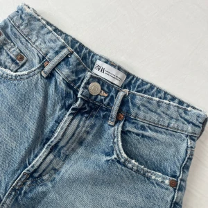 Shorts från Zara!  - Jättesnygga shorts från zara. Ganska slitna vilket förklarar priset.💗