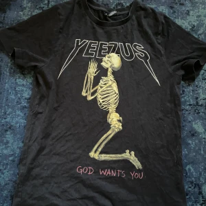 Yeezus Kanye merch - Säljer pappas Kanye merch av förklarliga skäl. 