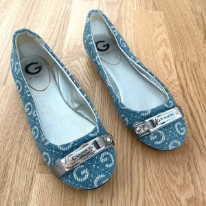 Ballerina skor - Ett par ballerina skor från Guess.  Använda fåtal gånger, så i nyskicka i princip 💖 Säljer då dom är för små tyvärr 😕😊