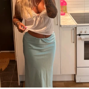 Satin kjol - Turkos/blå satin kjol från ginatricot i strl S, aldrig använd. Resår i midjan🩵