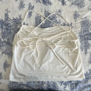 Cowl neck - Cowlneck/ draperad topp från & other stories, mycket bra skick, i princip helt öppen övre rygg med knytning, storlek L men sitter fint på mig som vanligtvis är S/M