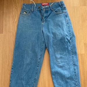 Butter jeans - Nya Butter ultra baggy jeans, storlek 28, har använt dem 1-2 gånger, i bra kondition, skriv gärna om mer information