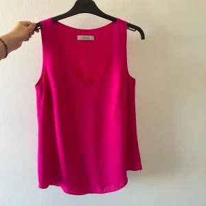 Topp - Topp från oasis, bra skick, storlek S, sitter väldigt smickrande, inte stretchig