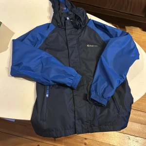 Jakor (barn) - Både måtten är 150. De är i använd skick men fräscha, rena och ingen skada. En kostar 150. Men tillsammans kan du få de 250.