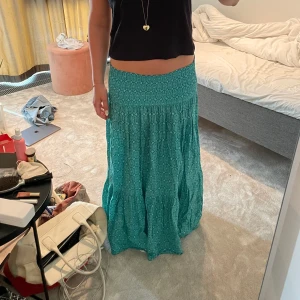 Grön långkjol zara - Grön långkjol från zara❤️Liten i storleken så sitter som en M eller S!