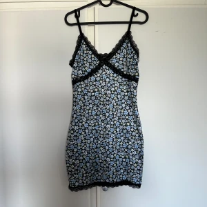 Sommarklänning - En fin tajt blommig klänning från H&M. Är knappt använd och är i fint skick, är storlek S