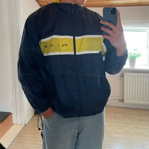 Nike vindjacka retro - Jag är 185 och har vanligtvis L men jag skulle säga att passformen är mer som en XL. Bra skick inget som är fel på den.
