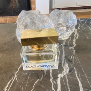 Dolce gabbana the one  - Ca 10-12 ml kvar av 30 nypris 900-100 Skriv gärna vid funderingar🤩🤩🤩