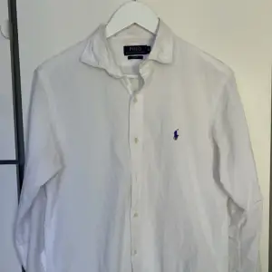 Säljer nu denna stilrena raffe skjortan ingör sommarn med blå märke. Skriv om mer funderingar osv