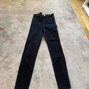 Jeans  - Skinny jeans den Gina Tricot i 3 olika färger (svart, grå ish, jeans blå) aldrig använt  200kr / st  500 för alla  