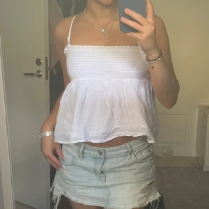 Vit topp - Linne från Gina som även kan bli till en kjol om man tar av banden! Aldrig använd 