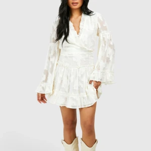 Vit klänning, perfekt till student/avslutning/midsommar 🤍 (passar en 38) - Så så fin klänning! Helt oanvänd, lappen sitter kvar. Skulle säga att den snarare är en 38. Säljer pga tyvärr var den lite för stor för mig (är vanligtvis en storlek 36, men hoppades att denna skulle passa) 🌷🩷