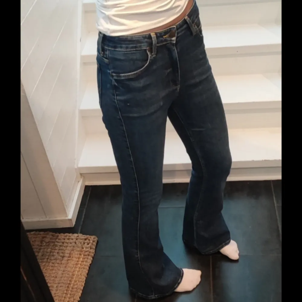 Mått:  Midja- 70cm Innerben- 83cm  Ytterben- 110cm  Runt om hela höften- 94cm  Lee jeans i perfekt slick, använda fåtal gånger. Utsvängda (flaired) jenas i mörkblå färg. Midwaisted. Ordinariepris 1200kr. Väldigt fina!. Jeans & Byxor.