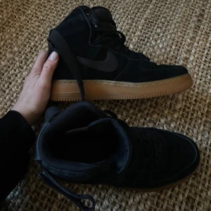 Nike AF one svarta - Sportiga Nikes kul att göra en outfit av! Svarta med straps, sitter superskönt på foten. Sparsamt använda💛