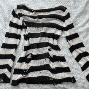 stickad tröja - stickad tröja, lite see through. är meningen att den ska se lite sliten ut med hålen. oversized passform